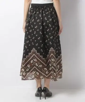 알아바일의 [LOULOU WILLOUGHBY] 셰브론 플라워 스커트