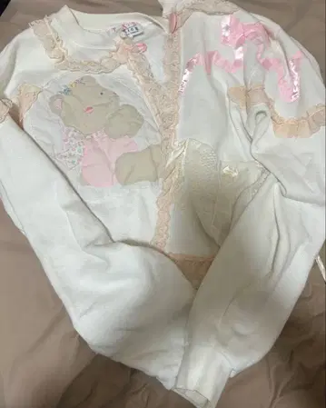 그니프니 곰 자수 화이트 긴팔 겉옷