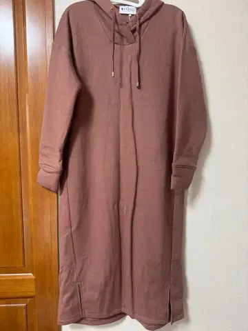 JAYRO COTTONUSA 후드 부착 롱 원피스