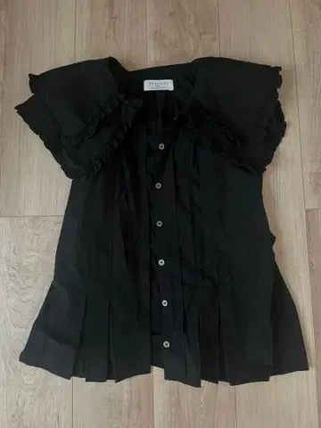 SNIDEL 블랙 프릴 슬리브리스 셔츠