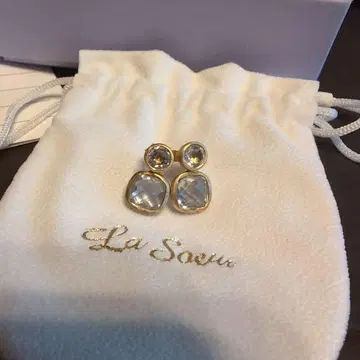 La Soru 러스울 바이컬러 스터드 귀걸이