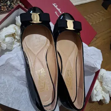Ferragamo 블랙 에나멜 플랫슈즈 리본 포함