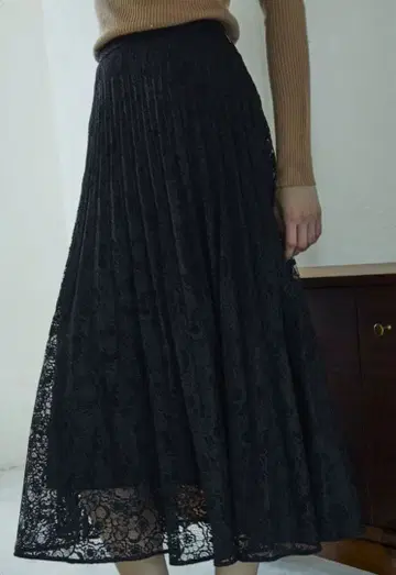 epoca 글로시 레이스 플리츠 롱 스커트 블랙