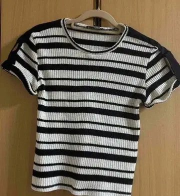 보더 니트 상의