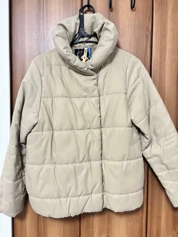 베이지 스탠드 카라 다운 자켓