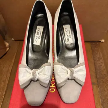 NINA RICCI 리본 포함 펌프스 화이트/그레이