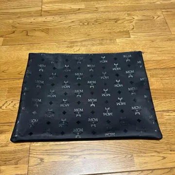 MCM 블랙 클러치백