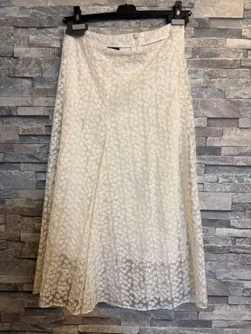 황실 납품 브랜드 AKRIS 자수 플레어 스커트