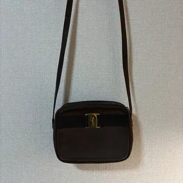 FERRAGAMO 브라운 숄더백