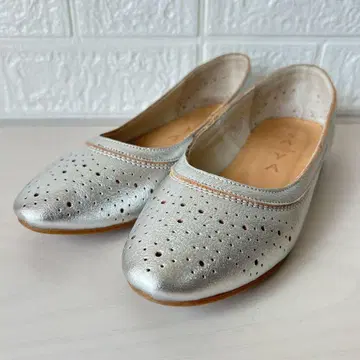 SAYA 사야 컷워크 실버 플랫 슈즈 펌프스 22.5