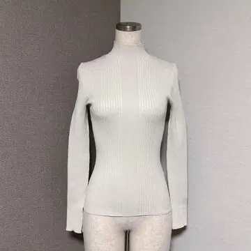 슬라이 하이넥 리브 니트 소매 슬릿 긴팔 상의 아이보리