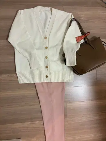 노리즈 울 캐시미어 골드 버튼 V넥 가디건 화이트