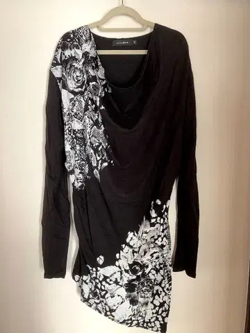 [중고] CIVARIZE 꽃무늬 드레이프 넥 T셔츠 46