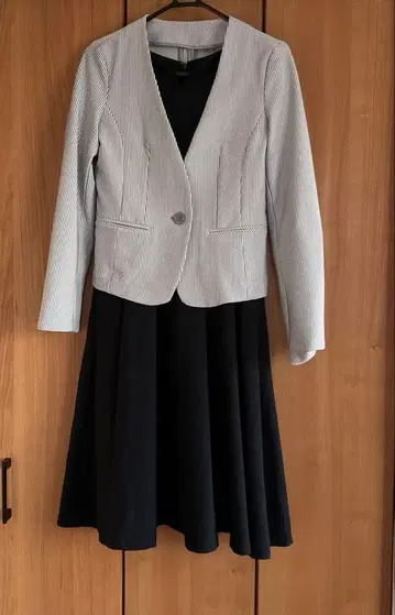 스트라이프 자켓과 블랙 드레스 세트