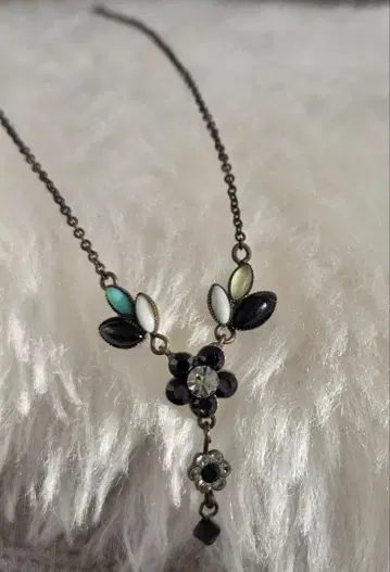 레네이드 플라워 모티브 목걸이