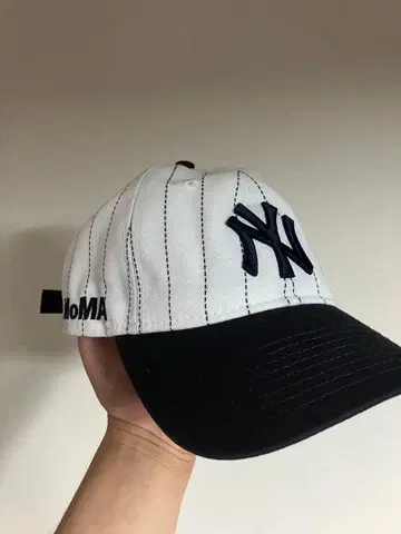 MoMA NY 로고 스트라이프 캡