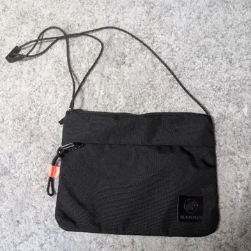 새상품급 MAMMUT 마무트 블랙 숄더백 사코슈