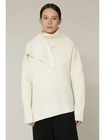 택 포함 [ 미사용 새상품 ] BOSCH 아이보리 비대칭 넥 니트