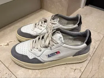 AUTRY 화이트/그레이 스니커즈