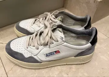 AUTRY 화이트/그레이 스니커즈