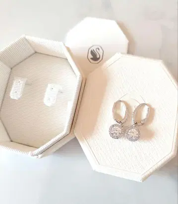 새상품 SWAROVSKI Una Angelic 귀걸이 스와로브스키