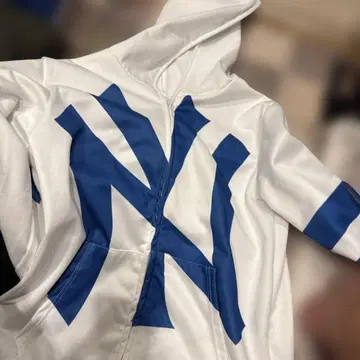 뉴욕 양키스 후드 부착 후드티