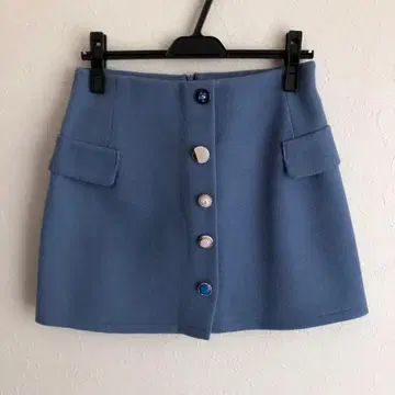 라이트 블루 사다리꼴 스커트 장식 버튼 포함