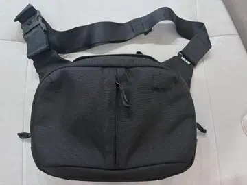 incase Tracks Sling 블랙 새상품급 슬링백