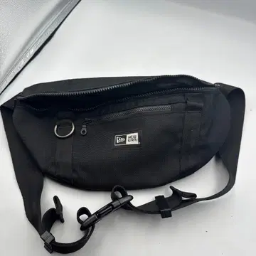 NEW ERA 블랙 바디백