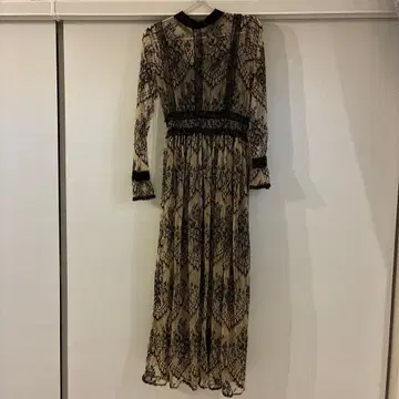 베이지와 블랙 레이스 긴팔 드레스