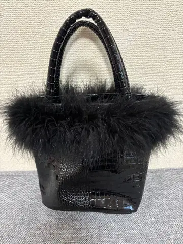 the Origins 퍼 포함 블랙 핸드백