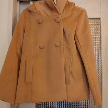 후드 부착 베이지 코트