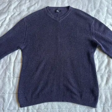 캘빈클라인 보라색 V넥 니트 스웨터