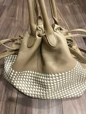 베이지 뜨개질 디자인 숄더백