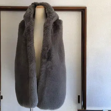 퍼 소재 슬리브리스 자켓