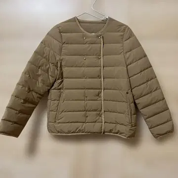 베이지 다운 자켓 버튼 포함