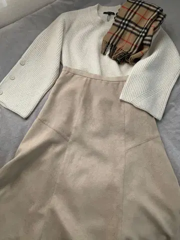 매킨토시 철학 베이지 스웨이드풍 플레어 스커트