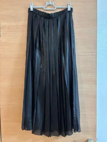 샤이니 플리츠 스커트