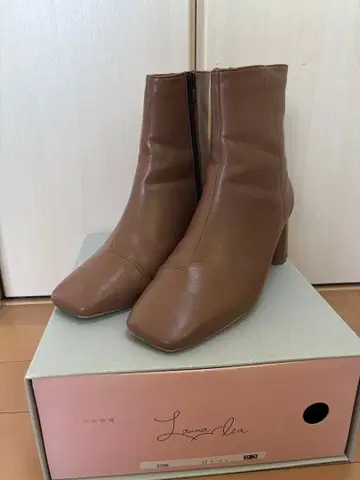 Playmates 베이지 스퀘어토 부츠