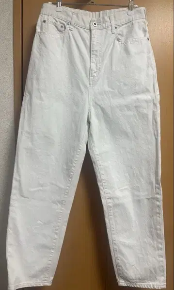 화이트 테이퍼드 데님 팬츠