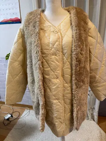 크림색 퍼 달린 퀼팅 자켓