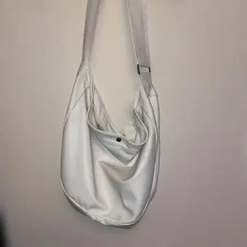 화이트 드레이프 디자인 숄더백