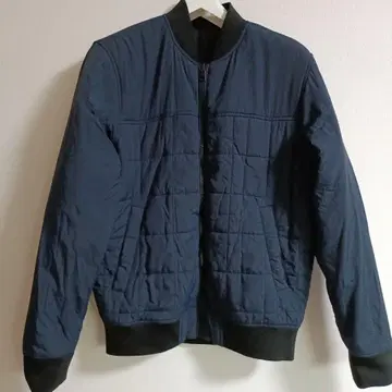 네이비 점퍼 트리 로고 포함