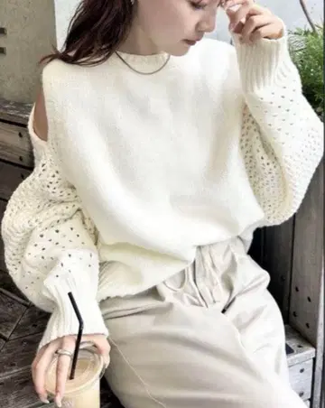 미스틱 숄더 슬릿 니트