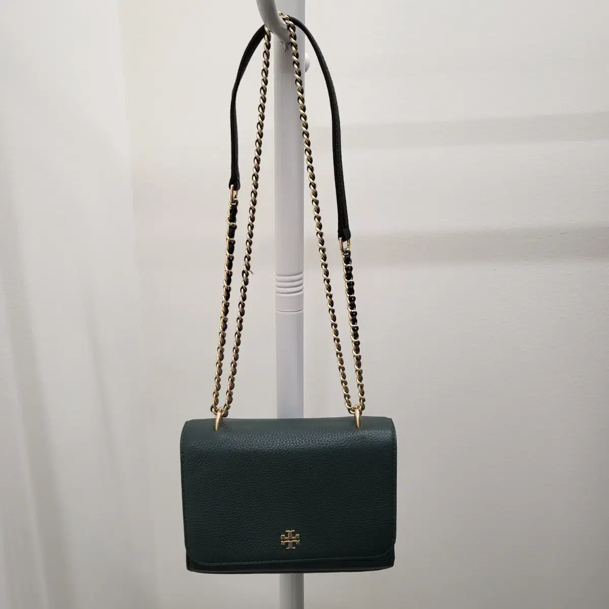 TORY BURCH 토리버치 Tory Burch Carter Shrunken Shoulder Bag on
