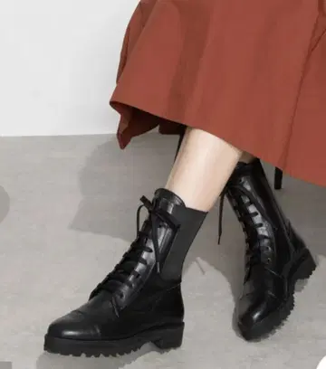 DIANA 레이스업 사이드 고어 부츠 블랙