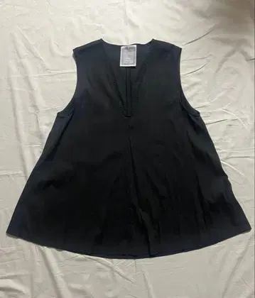 블랙 V넥 슬리브리스 상의