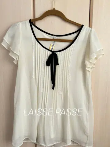 아이보리 프릴 소매 리본 포함 상의