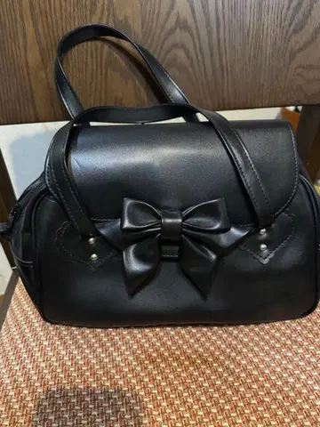 하트E 리본 포함 블랙 핸드백