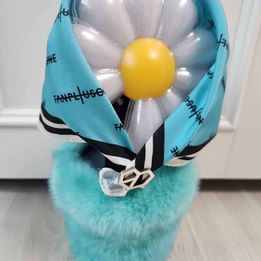 G-DRAGON LIGHT STICK＋CRADLE＋SCARF SET G-DRAGON OFFICIAL LIGHT STICK & CRADLE SET with PHOTO CARD